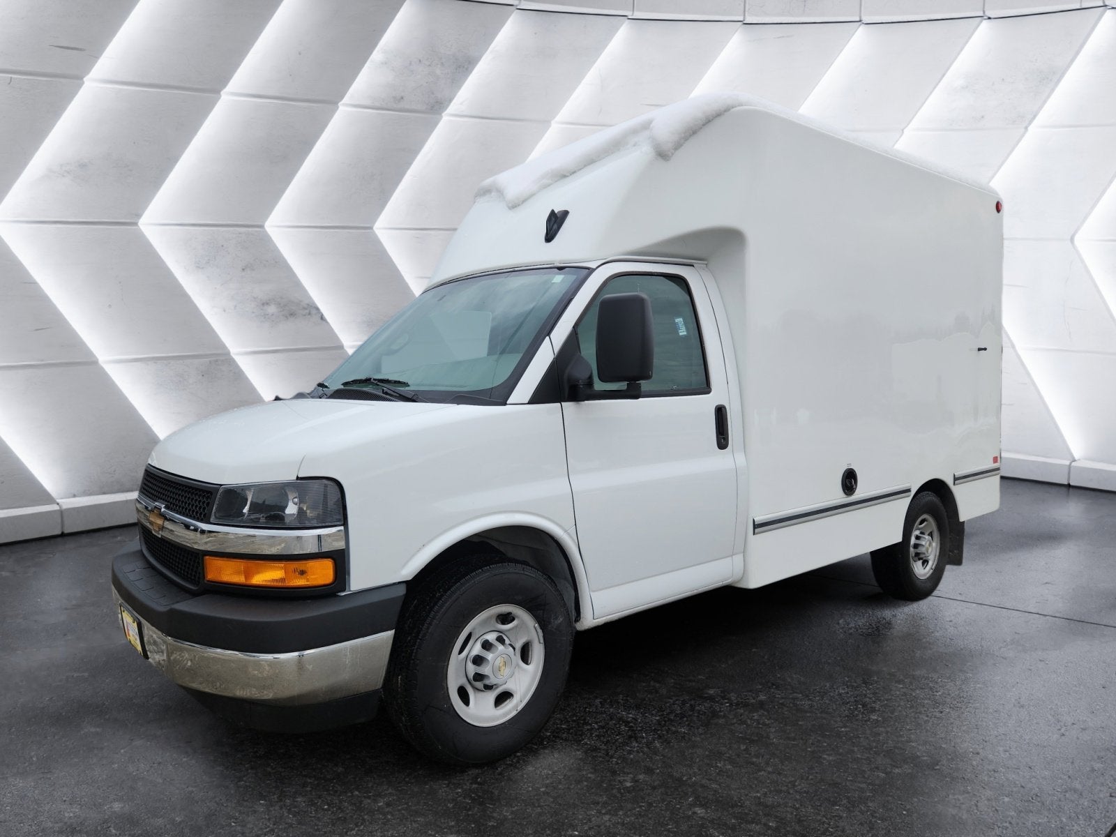 2025 Chevrolet Express Cutaway 3500 1WT 10 Ft Unicell Aerocell Box