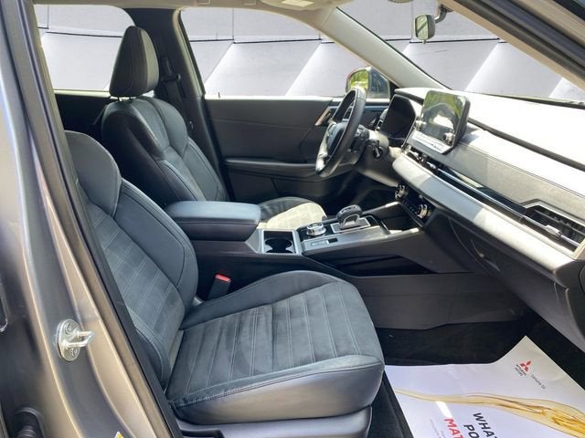 2022 Mitsubishi Outlander Base