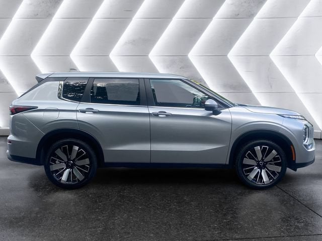 2025 Mitsubishi Outlander Base
