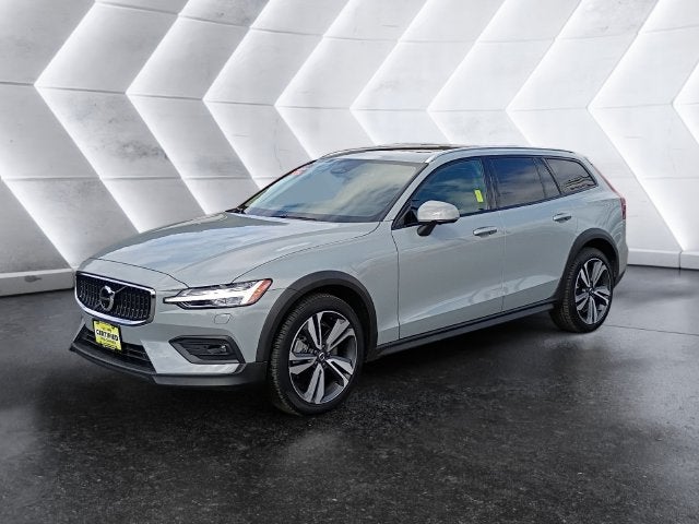 2025 Volvo V60 Cross Country B5 Plus