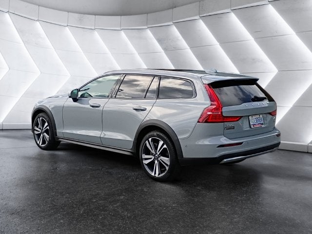 2025 Volvo V60 Cross Country B5 Plus