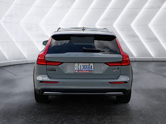 2025 Volvo V60 Cross Country B5 Plus