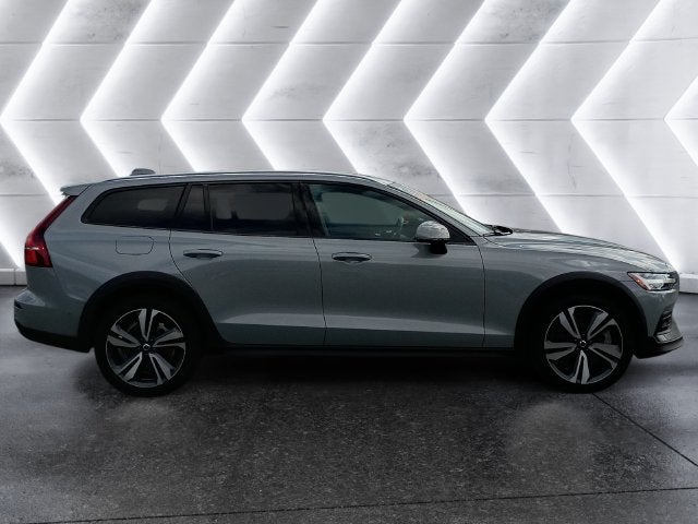 2025 Volvo V60 Cross Country B5 Plus