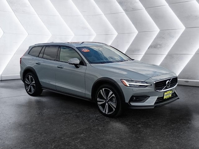 2025 Volvo V60 Cross Country B5 Plus